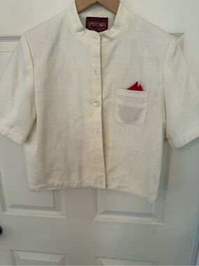 VINTAGE SASSON BRAND WOMENS SHORT SLEEVED TOP W/A RED POCKET ACCENT FOR A POP